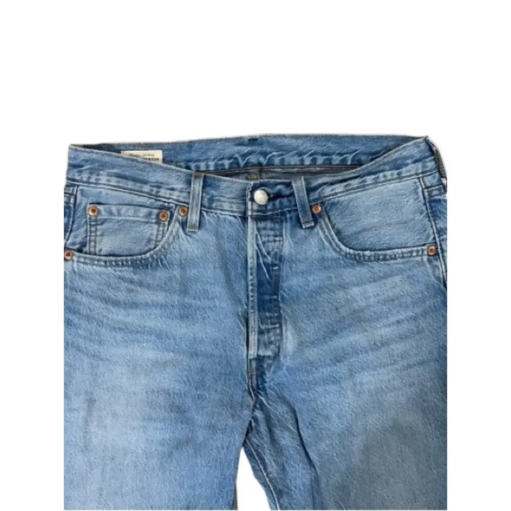 Levi's® 501® Men’s Original Straight fit Jeans in Light Blue Denim. Size W31 L34